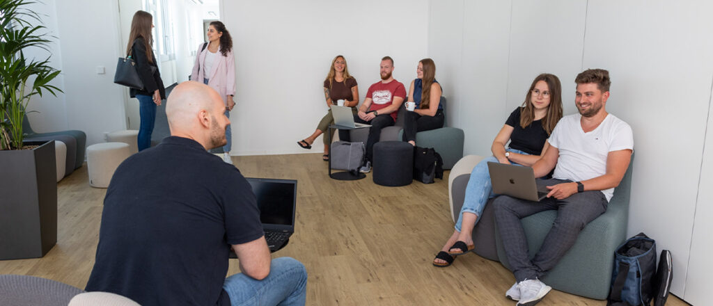 Verwaltungsschule Freiburg Räumlichkeiten Schüler sitzen zusammen Verwaltungsschule Freiburg Räumlichkeiten Schüler sitzen zusammen